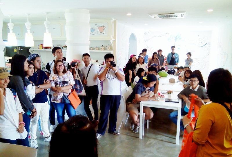 IMGstudentvisit_800x543